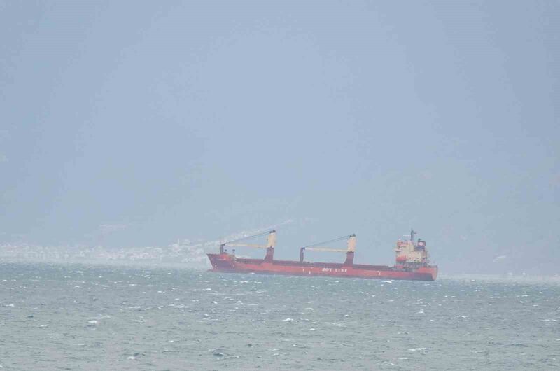 Kuzey Ege’de akşam saatlerinden itibaren şiddetini artıran lodos fırtınası devam