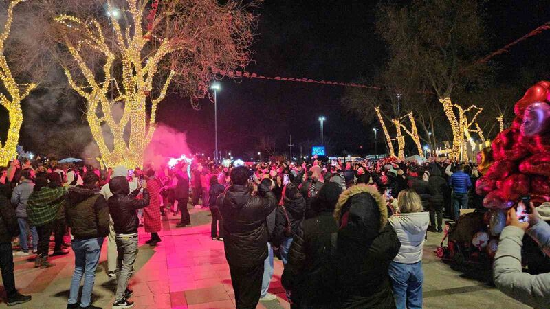 Balıkesir’in Bandırma ilçesinde, 2026 yılına renkli görüntüler ve büyük bir