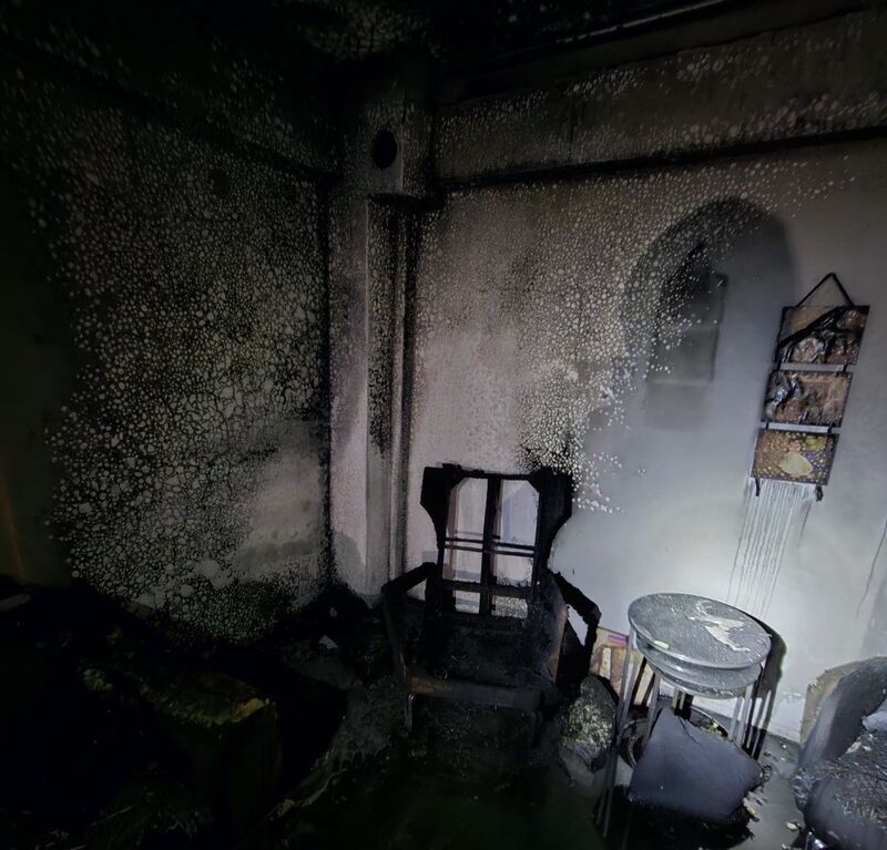 Balıkesir’in Bandırma ilçesinde bir binada çıkan yangında üst katta mahsur