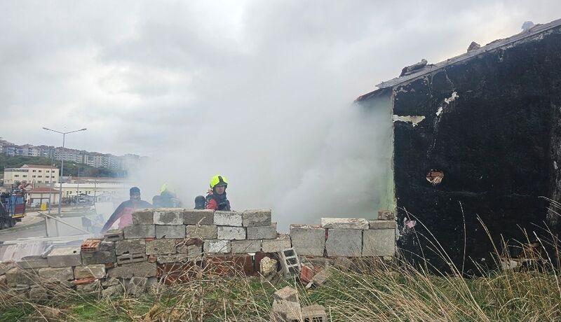 Balıkesir’in Bandırma ilçesinde metruk bir binada çıkan yangında, içeride yaşayan