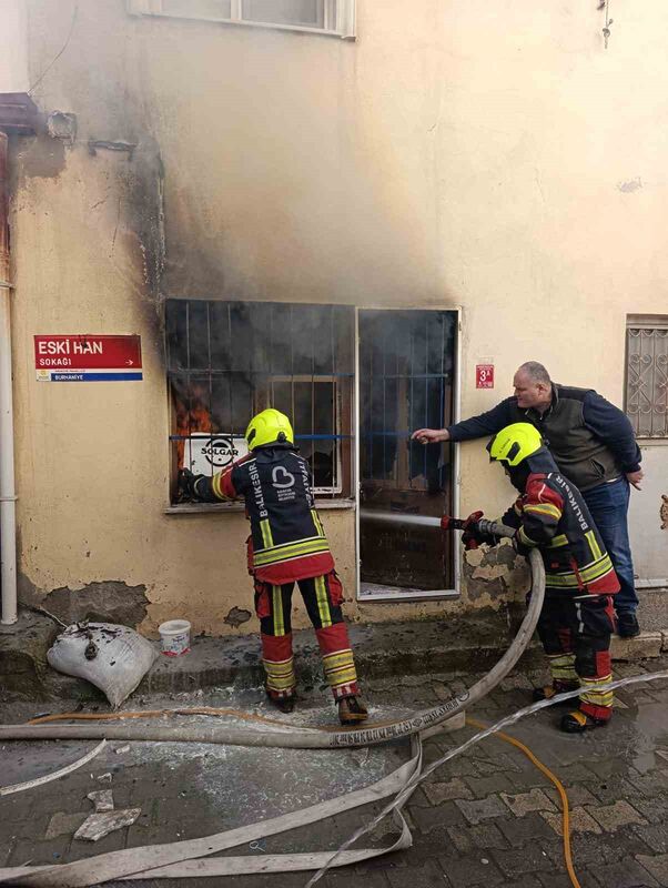 Burhaniye ilçesinde, baharatçı dükkanında çıkan yangını itfaiye söndürdü. Yangın, Mahkeme