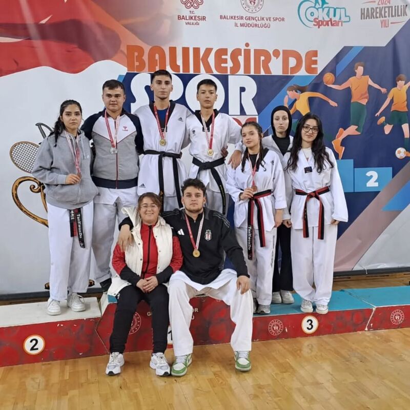 Burhaniye ilçesinde, milli sporcu Yaşarnaz Güven’in öncülüğünde çalışmalarını sürdüren gençler,