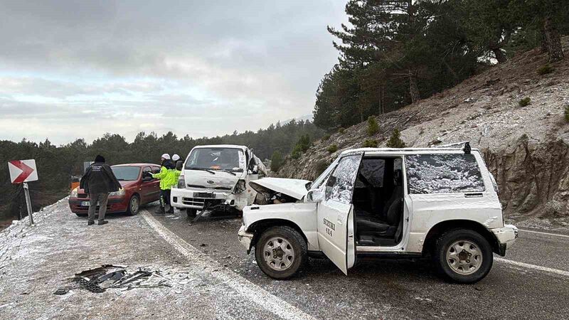 Balıkesir’in Havran ilçesinde buzlanma sebebiyle arazi aracı ile kamyonetin kafa
