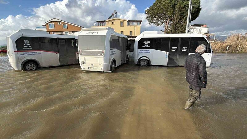 Balıkesir’in Edremit ilçesinde etkili olan lodos fırtınası nedeniyle Altınkum’da deniz