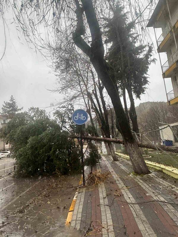 Balıkesir’in Dursunbey ilçesinde öğle saatlerinde aniden çıkan fırtına ilçe genelinde