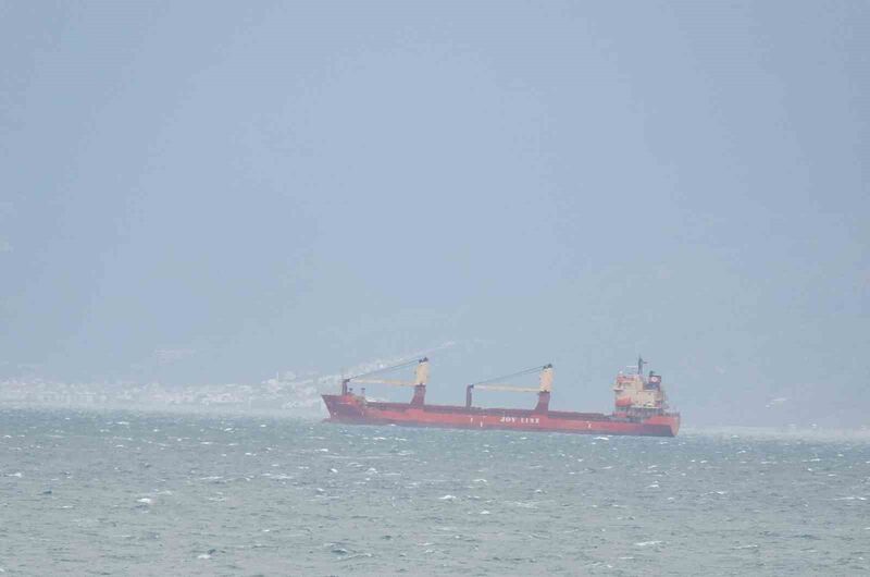 Edremit Körfezi’nde olumsuz hava şartları hayatı olumsuz etkilerken, gemi trafiğini