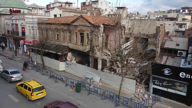 Balıkesir’in Edremit ilçesinde bir süre önce yağışlar nedeniyle ön cephesi