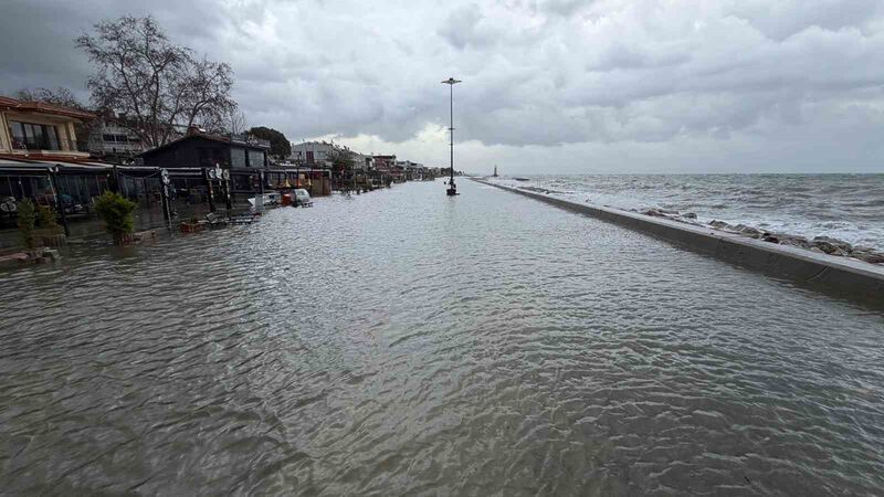 Balıkesir’in Edremit ilçesinde etkili olan şiddetli lodos fırtınası hayatı felç