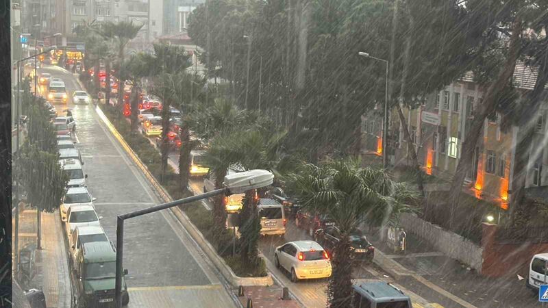 Balıkesir Körfezi’nde gün boyu etkili olan lodos fırtınasının ardından Edremit’te