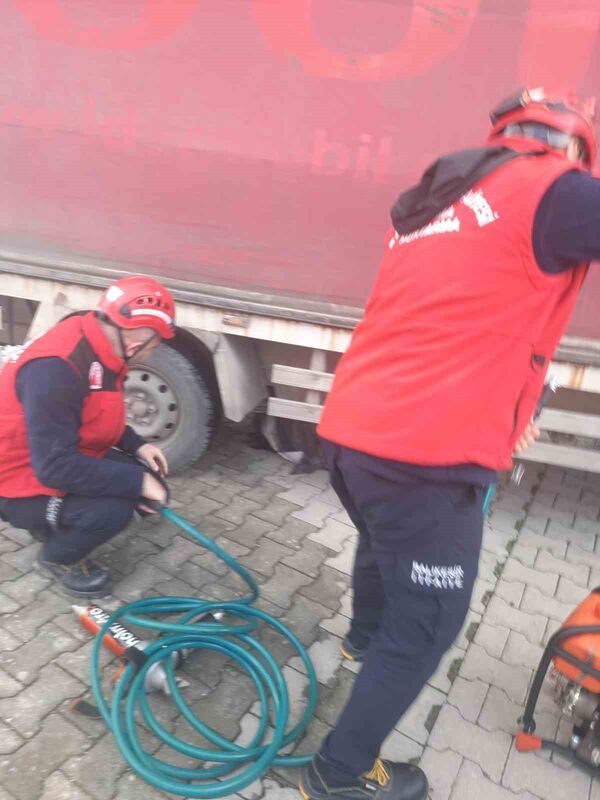 Balıkesir’in Edremit ilçesinde geri manevra yapan kamyonun altında kalan vatandaş,