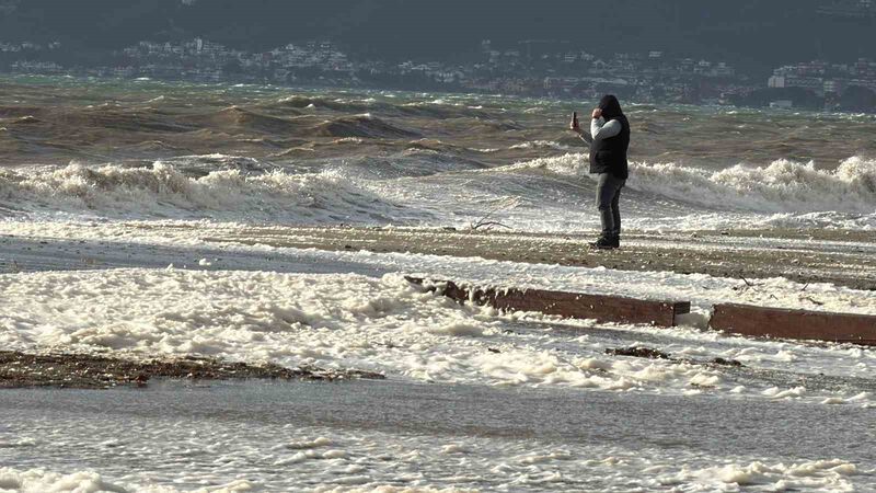 Balıkesir’in Edremit ilçesinde dün akşam saatlerinden itibaren etkili olan lodos