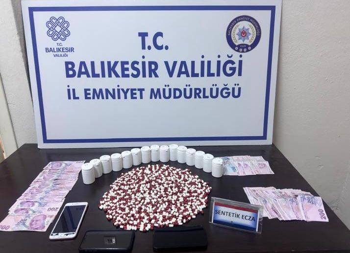 Balıkesir’in Erdek ilçesinde polis ekiplerince bir araçta yapılan aramada 810