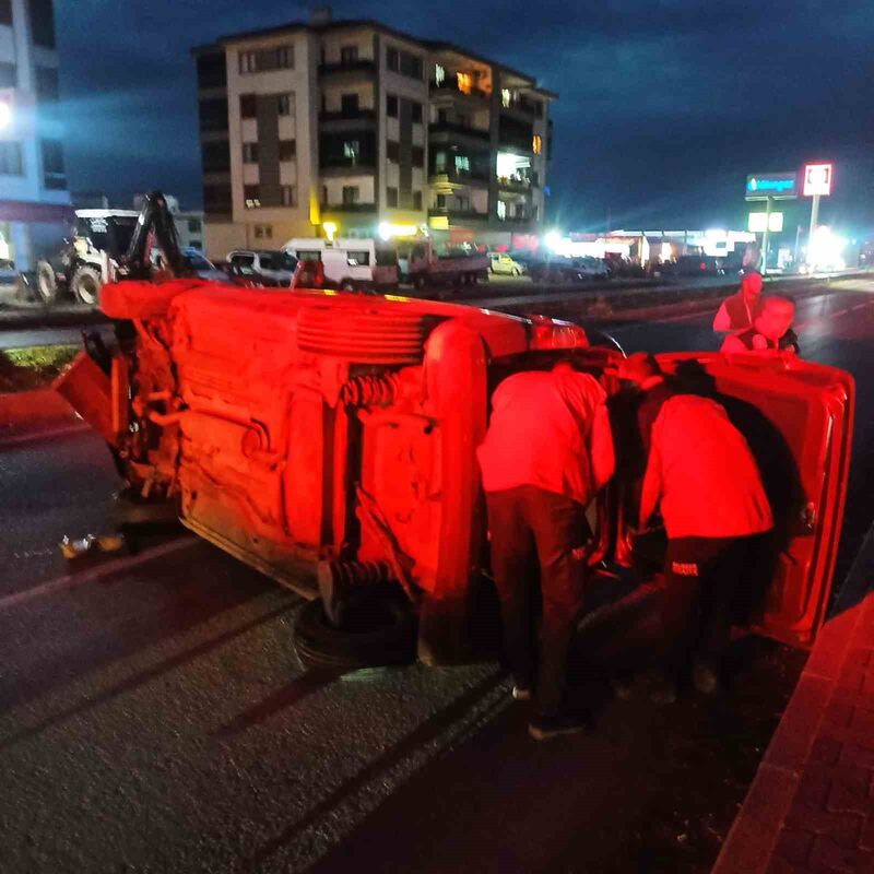 Balıkesir’in Gömeç ilçesinde meydana gelen kazada kontrolden çıkarak devrilen ticari
