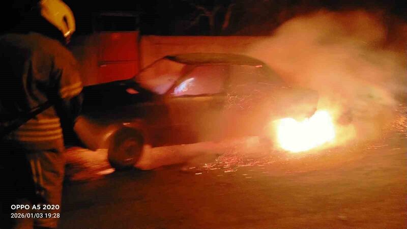 Balıkesir’in Gönen ilçesine bağlı Keçeler Mahallesi’nde bir araçta çıkan yangına