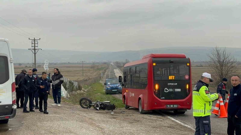 Balıkesir’in Gönen ilçesinde minibüs ile motosikletin çarpışması sonucu meydana gelen