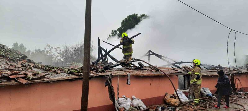 Balıkesir’in Gönen ilçesine bağlı Köteyli Mahallesi’nde çıkan yangında tek katlı