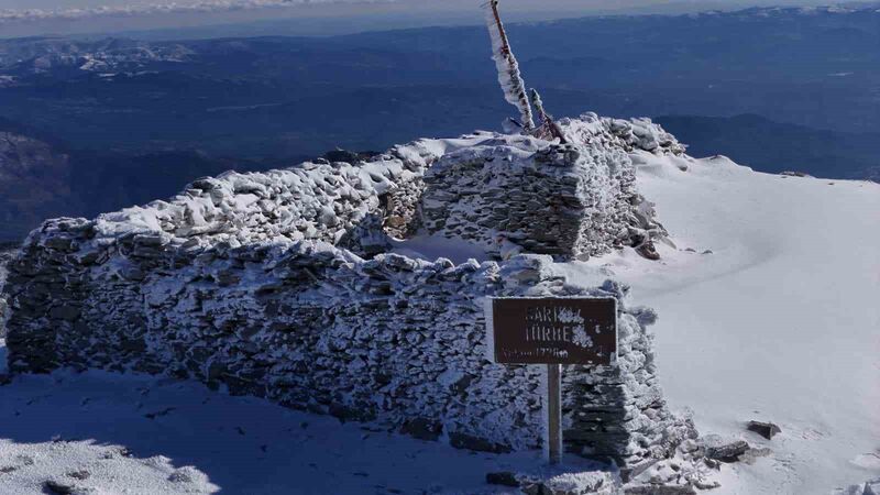 Balıkesir’de beyaza bürünen Kazdağları’nın zirvesi dronla havadan görüntülendi. Eşsiz kar