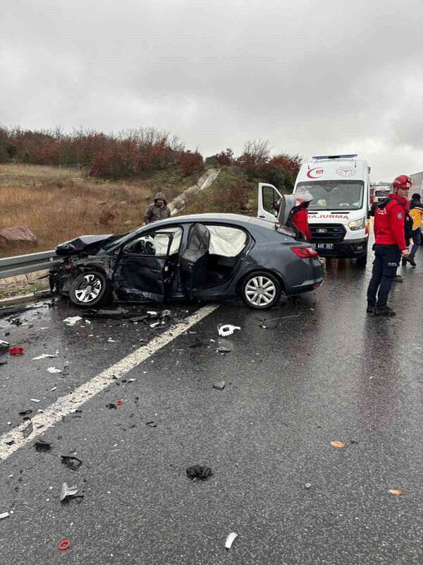 İzmir-İstanbul Otoyolu’nda 12 aracın karıştığı zincirleme trafik kazasında 1 kişi