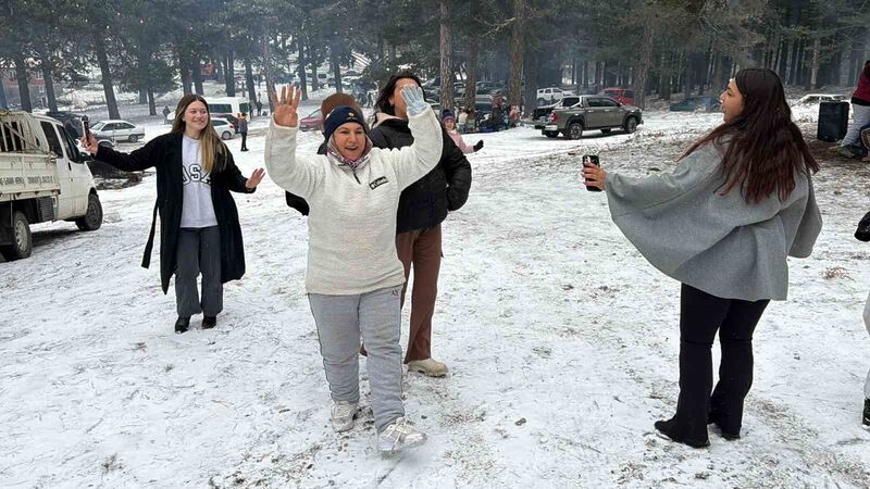 Balıkesir’in Edremit ilçesinde Kazdağları’nın Hanlar mevkiine yağan kar, pazar tatili