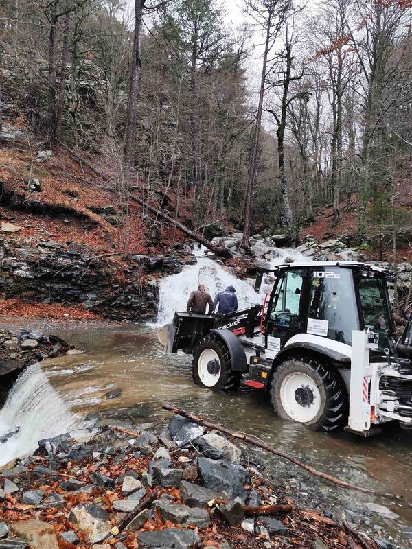 Balıkesir’in Edremit ilçesinde, Kaz Dağları’nda araçlarının lastiğinin patlaması ve olumsuz