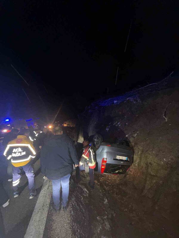 Balıkesir’in Edremit ilçesi Kazdağları yolunda kontrolden çıkan otomobil takla attı.