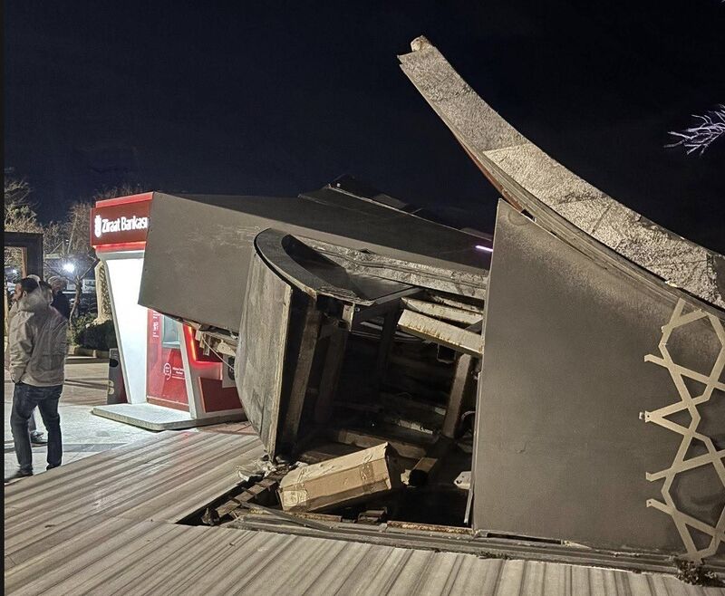 Balıkesir’in Marmara Adalar ilçesine bağlı Saraylar Mahallesi’nde etkili olan şiddetli