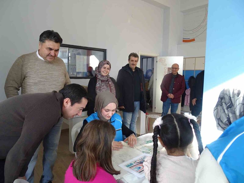 Balıkesir’in Havran ilçesinde düzenlenen ’Çanta Boyama Etkinliği’, çocukları ve ailelerini