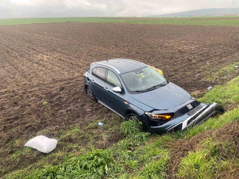 Balıkesir’in Gönen ilçesinde yağış sebebiyle kayganlaşan yolda kontrolden çıkan otomobil,
