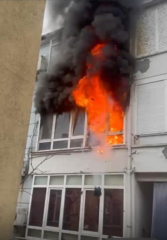 Balıkesir’in Ayvalık ilçesinde bir evde çıkan yangın anında patlayan buzdolabı