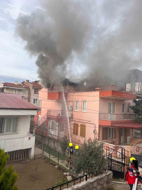 Balıkesir’in Burhaniye ilçesinde bir evde çıkan yangında, evde yalnız yaşayan