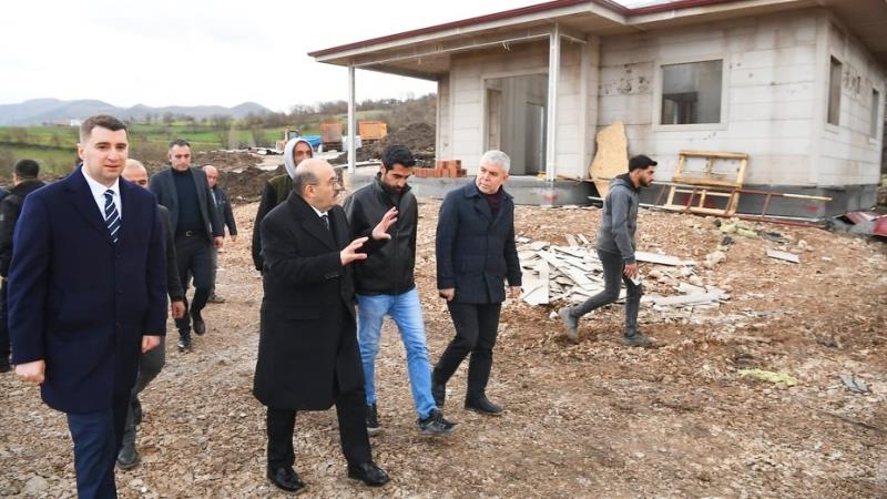 Balıkesir Valisi İsmail Ustaoğlu, Sındırgı ilçesinde yaşanan deprem sarsıntılarının ardından