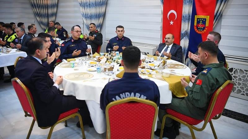 Balıkesir Valisi İsmail Ustaoğlu, İl Jandarma Komutanlığı tarafından düzenlenen geleneksel