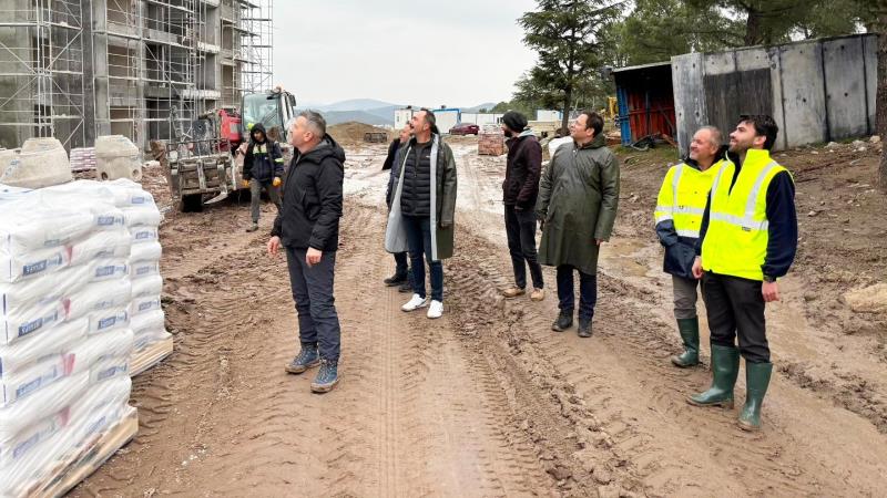 Balıkesir’in Sındırgı ilçesinde, yaşanan deprem felaketlerinin ardından başlatılan büyük konut