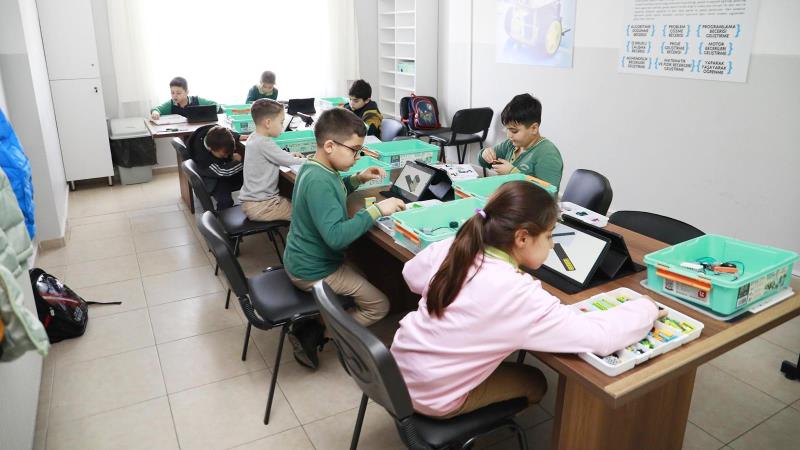 Burhaniye Belediyesi, çocukları ve gençleri dijital dünyanın gerekliliklerine hazırlamak amacıyla