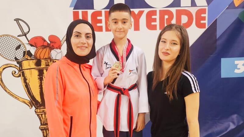 Edremit Mimar Sinan İlkokulu öğrencisi Mahir Kan, Balıkesir’de düzenlenen Taekwondo