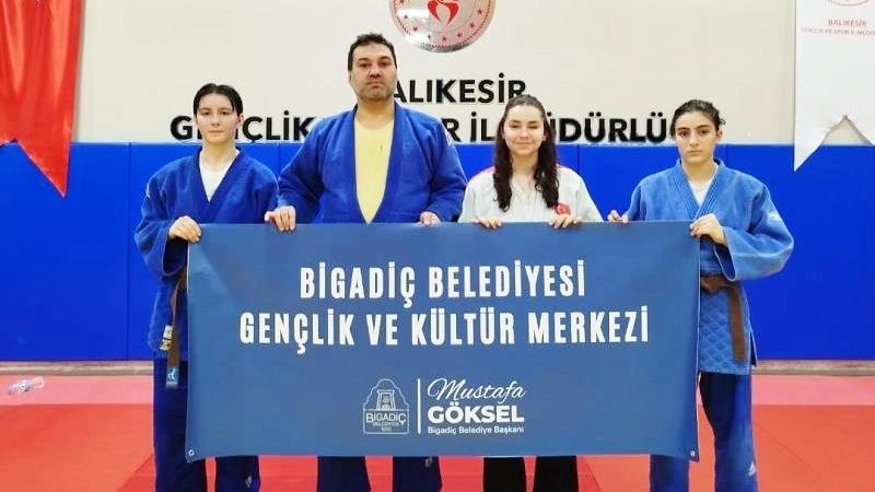Balıkesir Büyükler Judo İl Birinciliği müsabakalarında fırtına gibi esen Bigadiçli