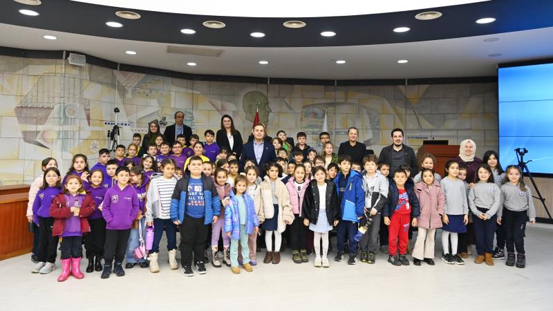 Balıkesir Büyükşehir Belediye Başkanı Ahmet Akın, Belediye Meclis Salonu’nda öğrencilerle