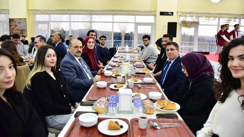 Balıkesir Üniversitesi (BAÜN), mübarek Ramazan ayının ruhuna uygun olarak öğrencilerini