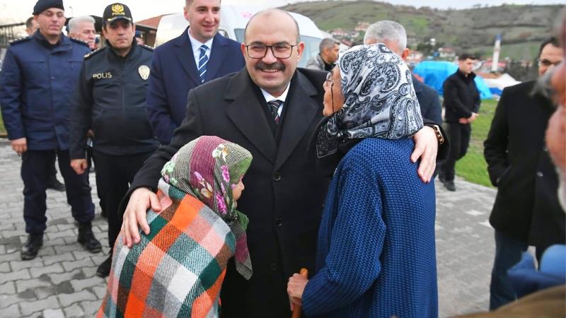Balıkesir Valisi İsmail Ustaoğlu ve Sındırgı Kaymakamı Doğukan Koyuncu, sarsıntıların