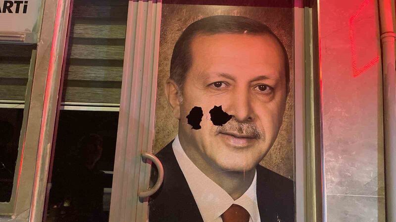 Balıkesir’in Marmara Adası’nda bulunan AK Parti ilçe binasına taşlı saldırı