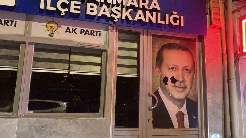 Balıkesir’in Marmara ilçesinde AK Parti İlçe Başkanlığı binasına yönelik taşlı