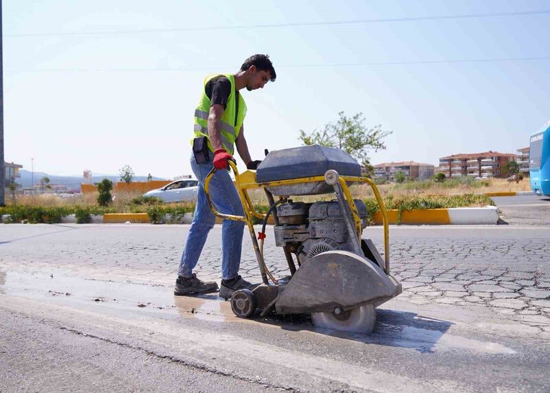 Ayvalık Belediye Başkanı Mesut Ergin, Ali Çetinkaya Mahallesi’nde yaşayan vatandaşlara
