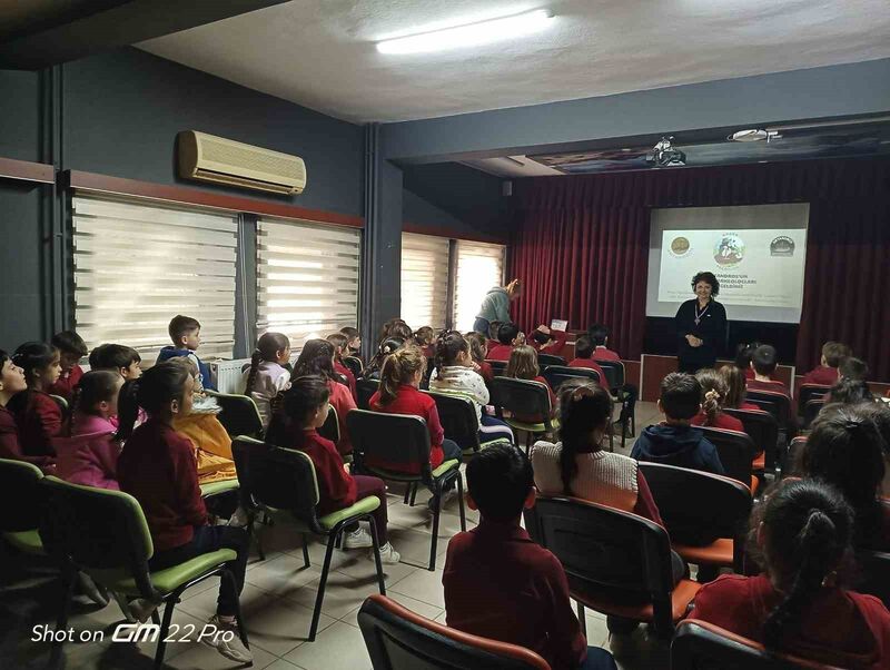 Antandros Derneği Başkanı Gülçin Cömert ve beraberindeki heyet, Edremit’te ilkokul