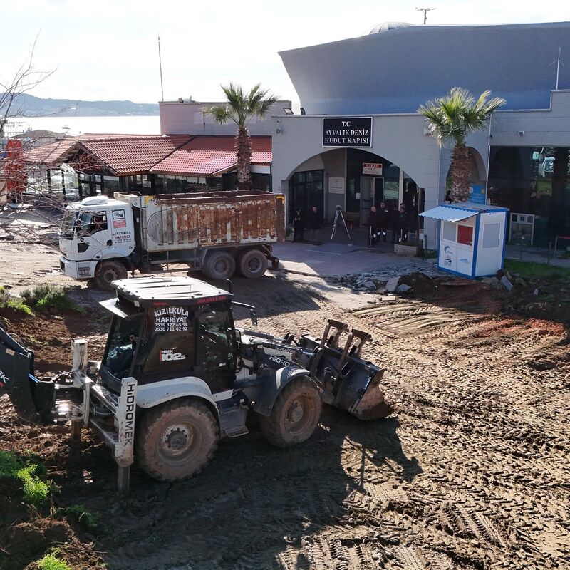 Ayvalık Belediyesi, Ayvalık Deniz Hudut Kapısı önünde başlatılan çalışmalarla bölgeye