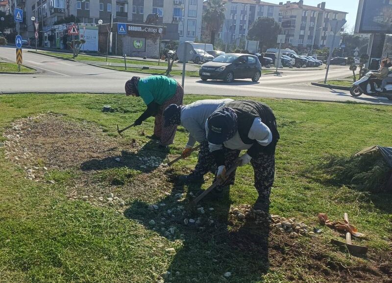 Ayvalık Belediyesi Park ve Bahçeler Müdürlüğü ekipleri, yaz kış demeden