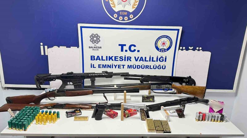 Balıkesir’in Ayvalık İlçe Emniyet Müdürlüğü ekiplerince, silah ve uyuşturucu ile