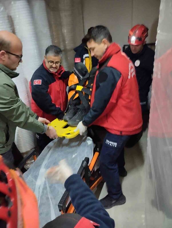 Balıkesir’in Karesi ilçesinde asansör boşluğuna düşen adam, itfaiye ekiplerince kurtarılıp