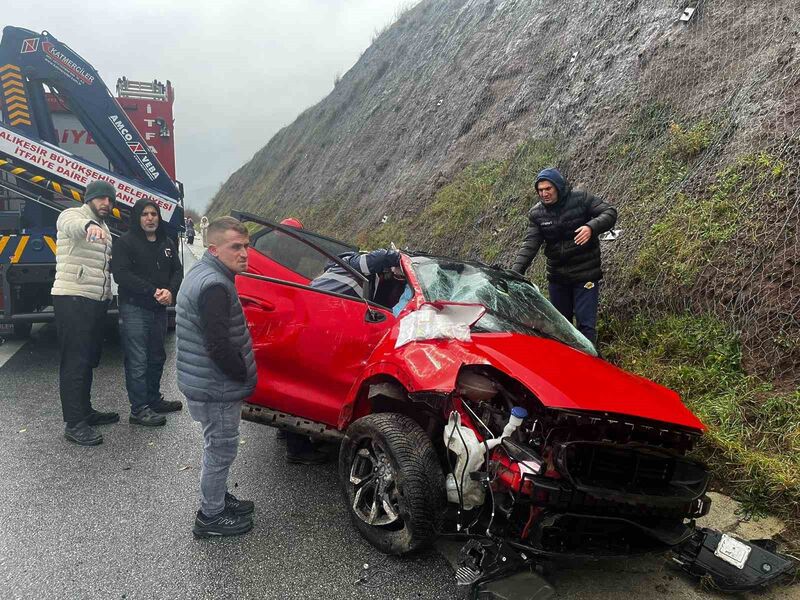 Balıkesir’de İzmir-İstanbul otoyolunda kayarak yoldan çıkan otomobilde bulunan 2 kişi