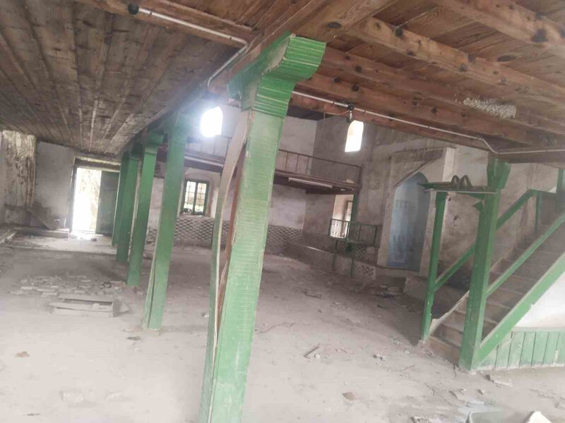 Balıkesir’in Altıeylül ilçesi Köylü köyündeki asırlık cami çürümeye terk edildi.