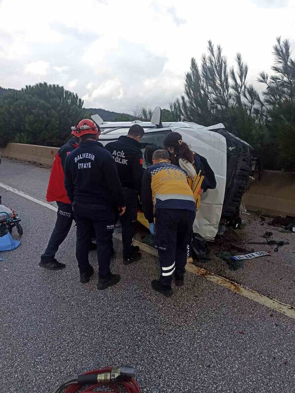 Balıkesir’de direksiyon hakimiyetini kaybeden sürücü beton bariyere çarptı. Kazada yan